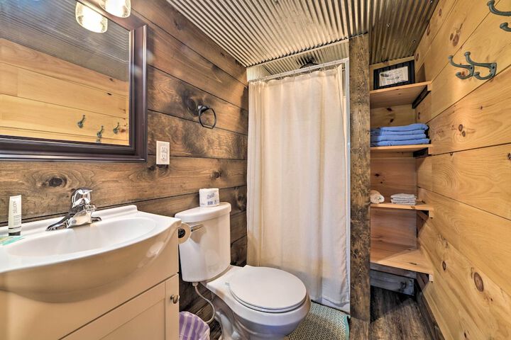 Rustic Dog-friendly Cabin w / Deck & Fire Pit!