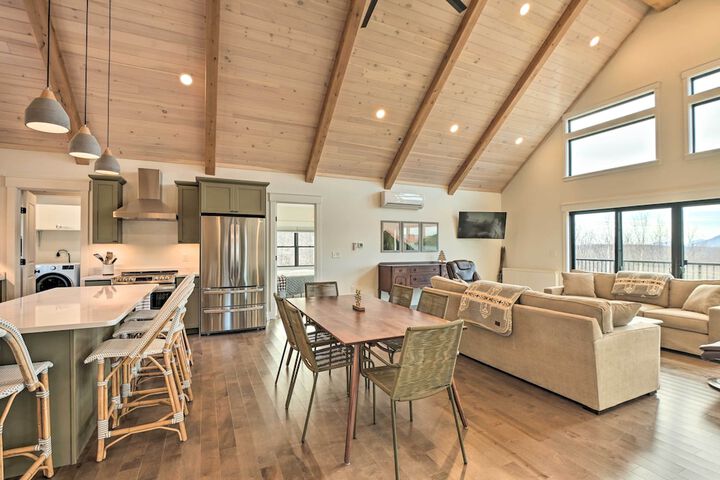 Secluded Kingfield Abode w / Idyllic Mtn Views