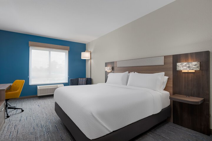 Holiday Inn Express & Suites Alexandria by IHG