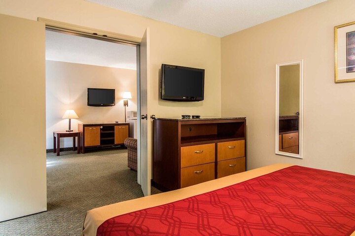Econo Lodge Inn & Suites Conference Center