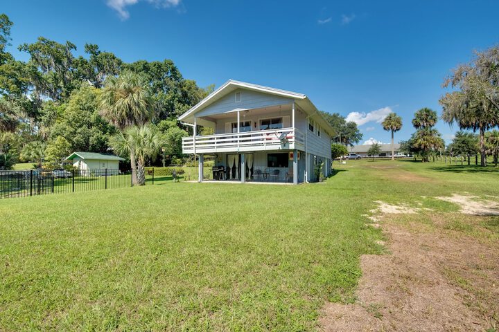 Docks + Balcony: Peaceful River Abode in Dunnellon