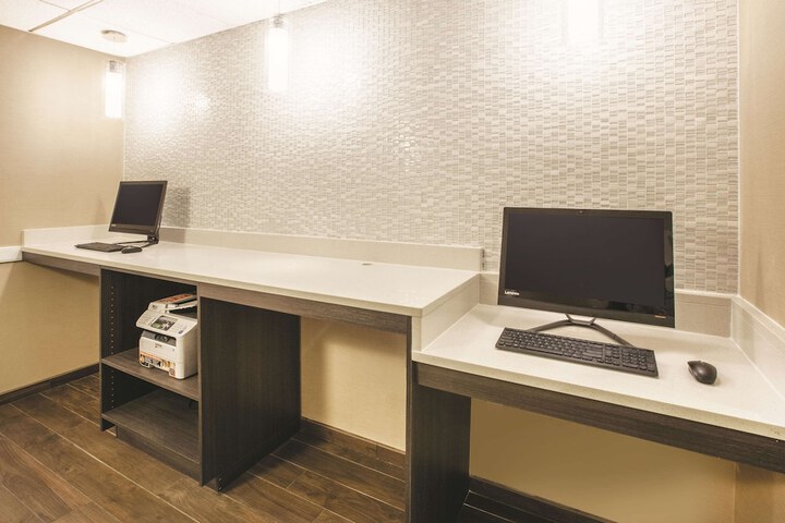 La Quinta Inn & Suites by Wyndham Mechanicsburg - Harrisburg