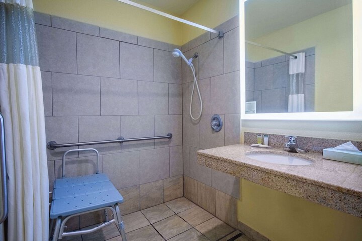 Days Inn & Suites by Wyndham Waterloo