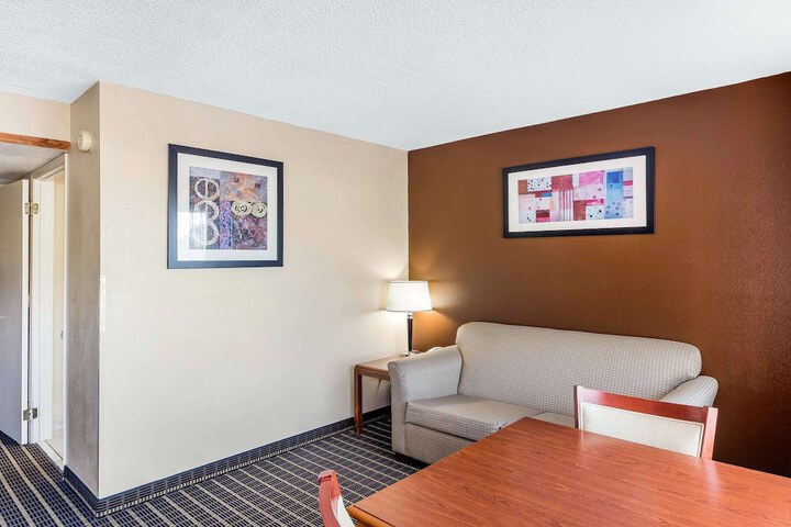 Room 15 of 33