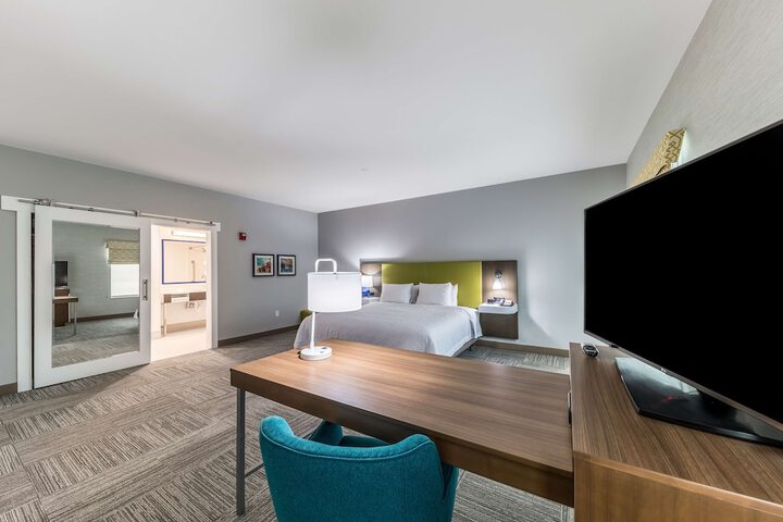 Room 17 of 28