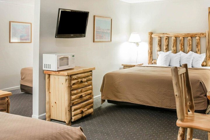 Quality Inn & Suites Mackinaw City Beachfront