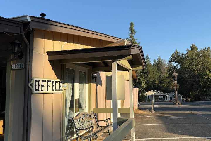 Columbia Inn Motel CA 49