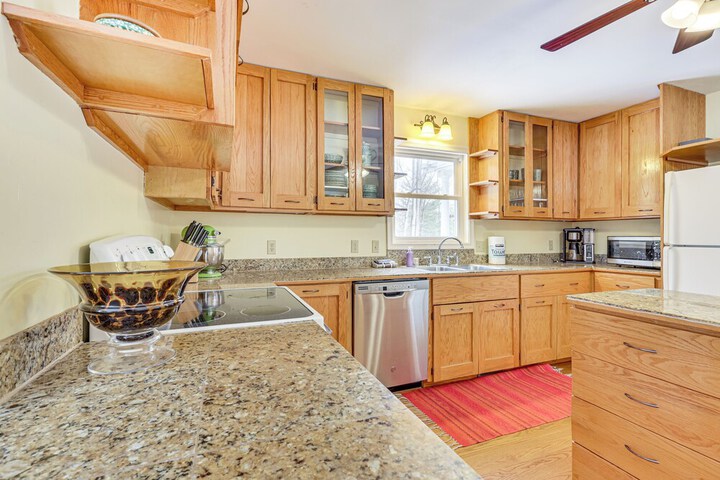 Family Home w / Game Room & Decks in Etlan!