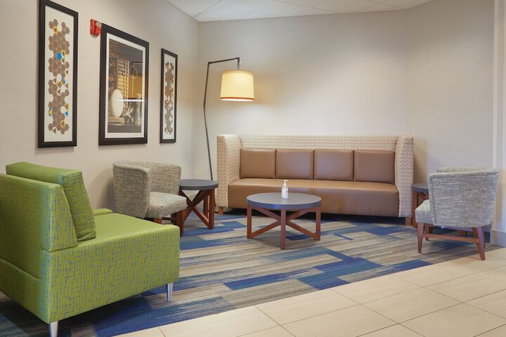Holiday Inn Express & Suites Akron Regional Airport Area by IHG