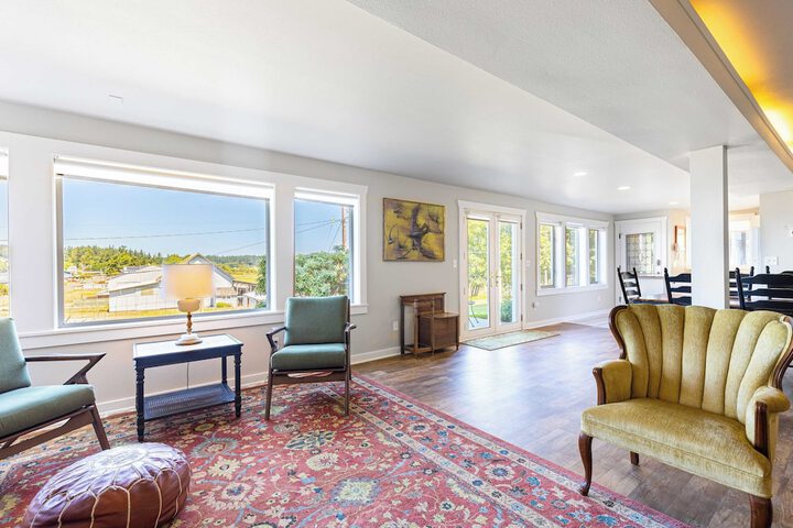 Private Beach Access + Water Views! Sleeps 18 Historic 6bdr Farmhouse w / Deck
