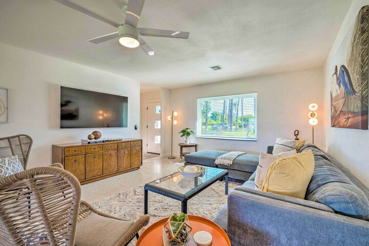 Waterfront Lake Dora Escape w / Private Dock & Slip