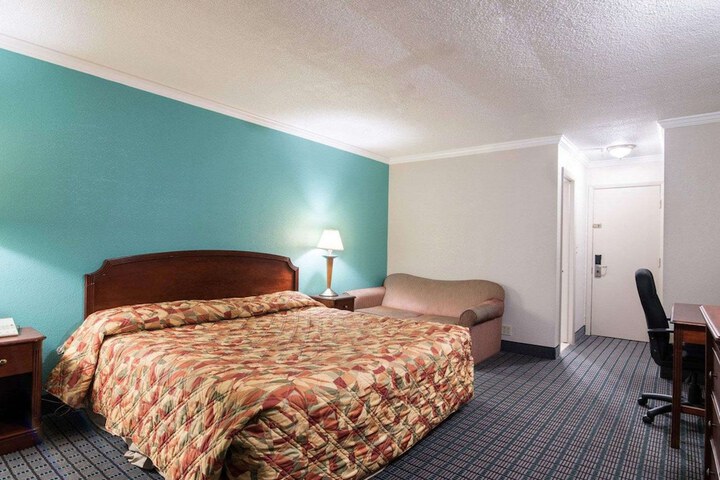 Room 25 of 32