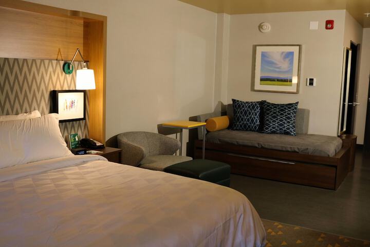 Room 27 of 37