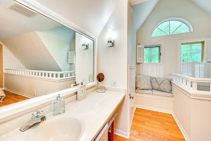 1 Mi to Mohegan Sun: Studio w / Pool Access