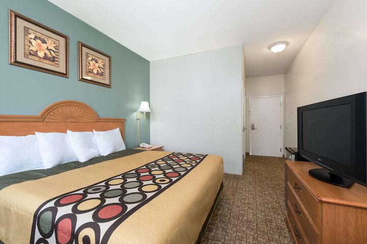 Room 7 of 16