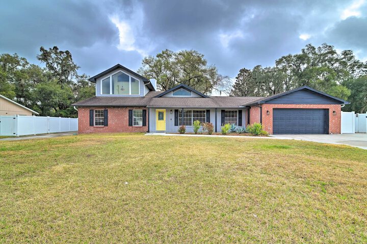 Grand Valrico Home w / Deck Fire Pit & Yard!
