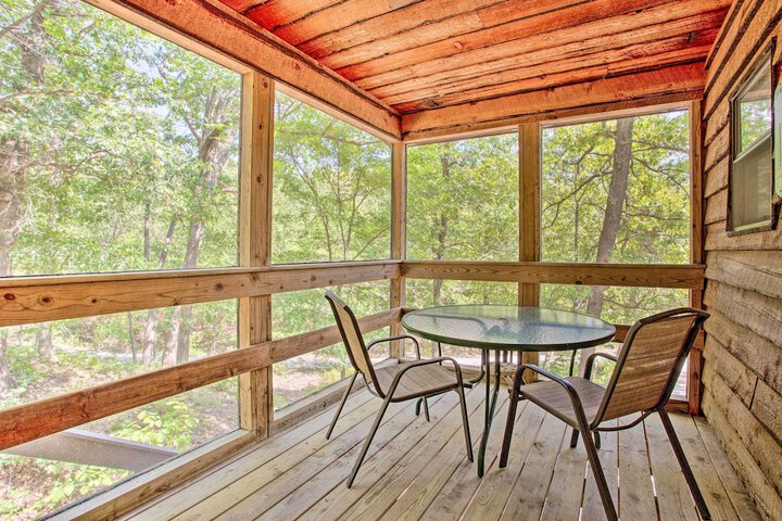 Bright Davis Escape w / Screened-in Porch!