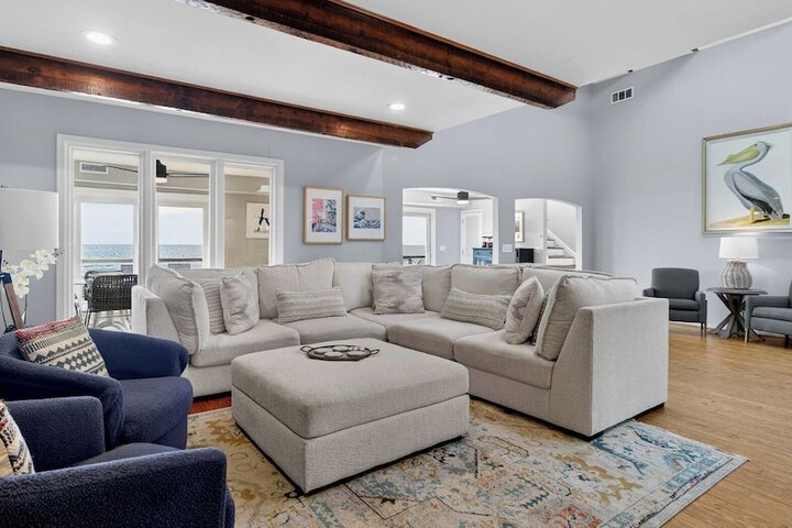 Lighthouse by Avantstay Beachfront View Home w / Pool Table & Ping Pong