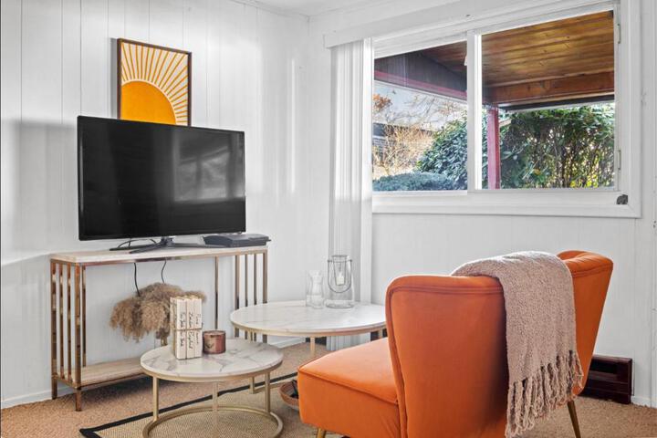 Cheerful Studio Getaway / Garden/By Lake State Park.