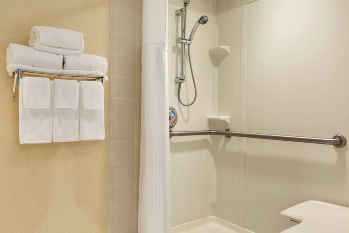 Hilton East Brunswick Hotel & Executive Meeting Center