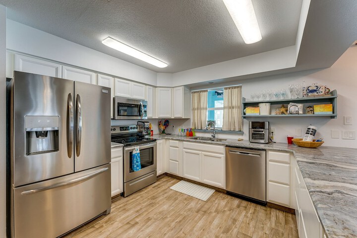Breezy Englewood Condo w / Community Pool!