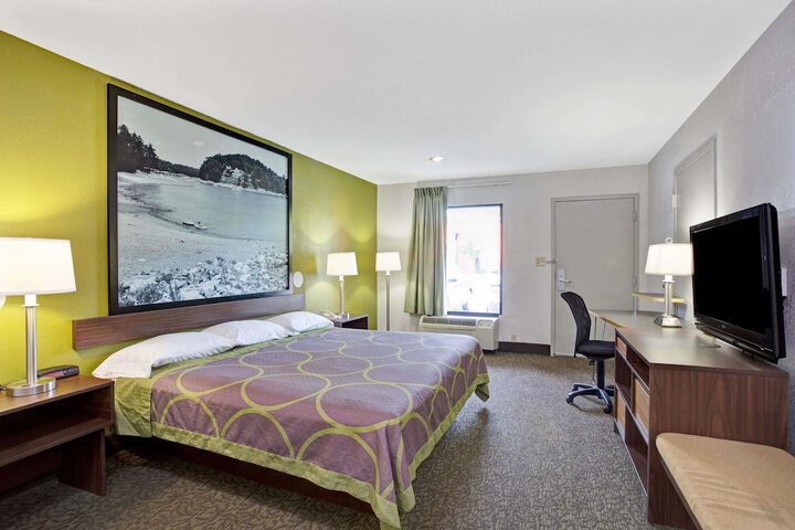 Room 16 of 28