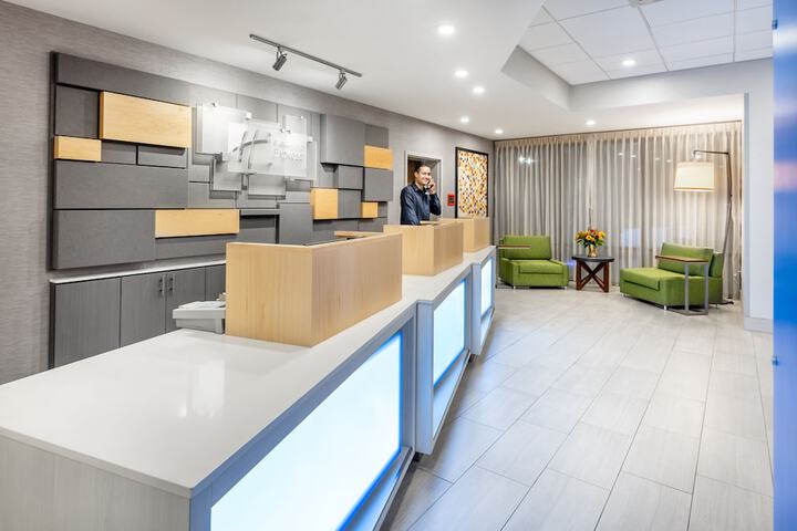 Holiday Inn Express & Suites Santa Ana - Orange County by IHG