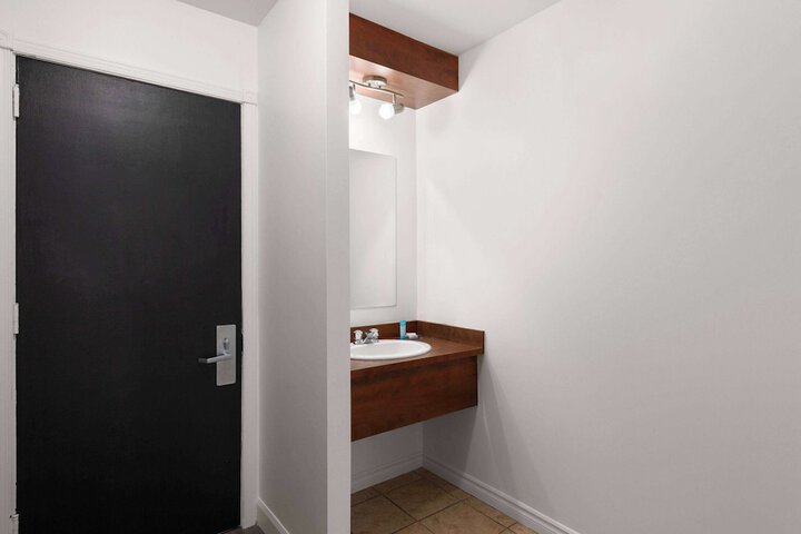 Room 16 of 48