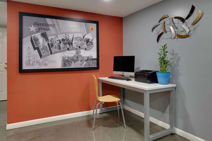 Business Center 44 of 46