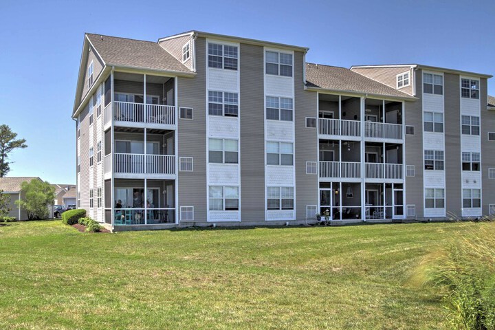 Near Beaches: Ocean View Condo w / Balcony!
