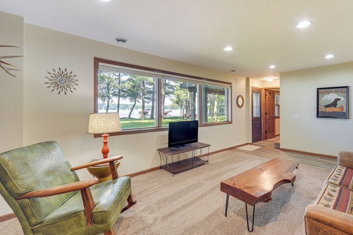 Spacious Luxury Cabin w / Deck & Dock on Bone Lake
