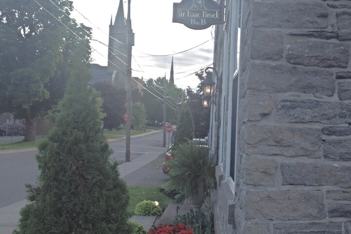 Sir Isaac Brock B & B Luxury Suites