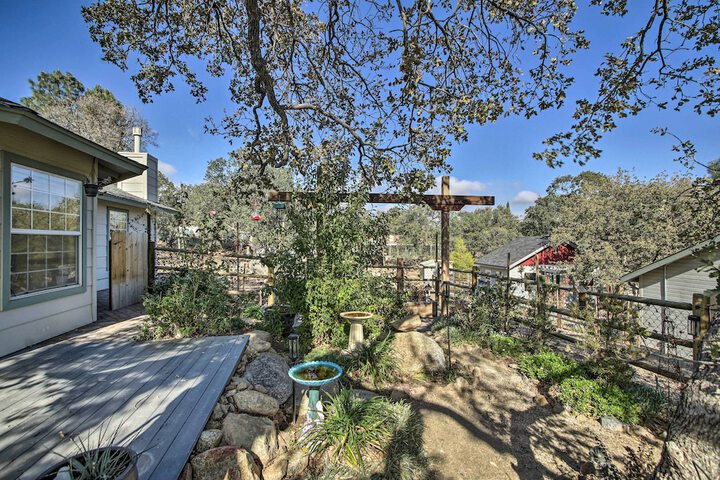 Welcoming Tehachapi Home w / Deck & Grill!