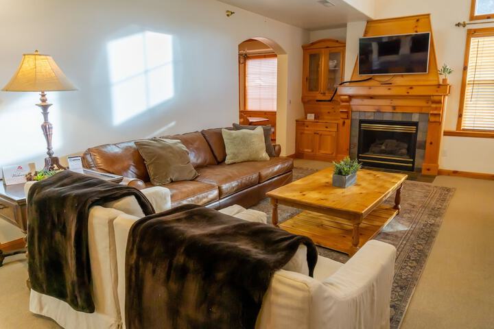 Family Vacation heated in / out Pool Tubing & Ice Skating 719 3 Bedroom Townhouse by RedAwning