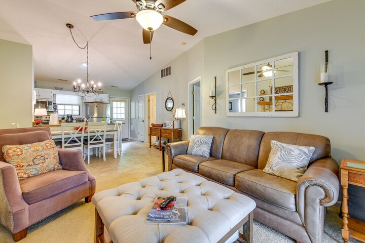 Bright Franklin Villa: Fireplace Golf Course View