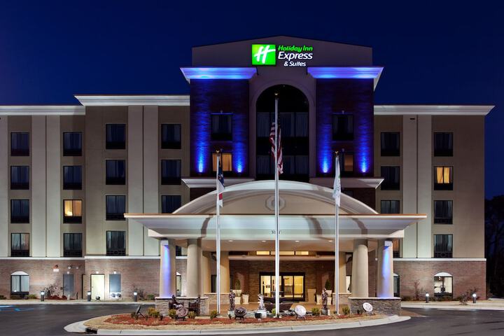 Holiday Inn Express & Suites Hope Mills-Fayetteville Arpt by IHG