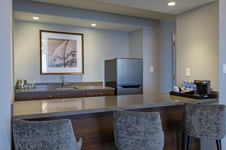 DoubleTree by Hilton Hotel West Edmonton