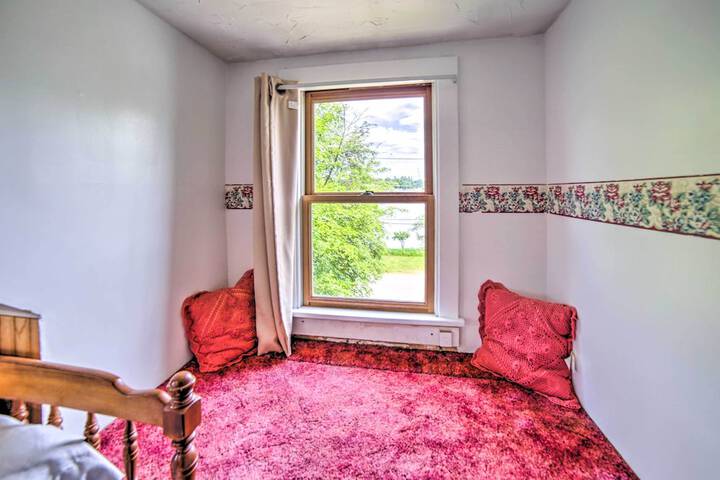 Cozy Ishpeming Cottage w / Lake & Park Views!