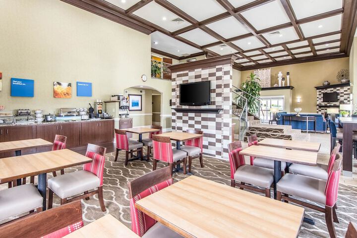 Comfort Inn & Suites Greenwood near University