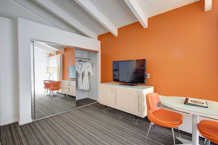 Room 9 of 37