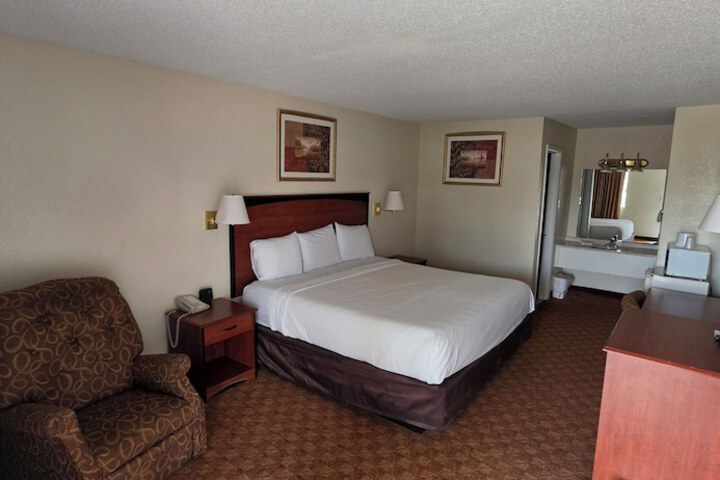DELUXE INN SHAMROCK