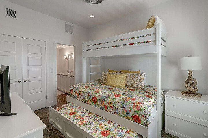 Room 6 of 18