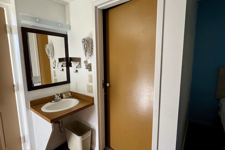 Room 32 of 51