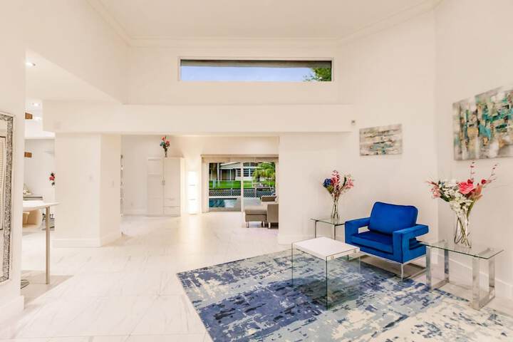 Stylish Aventura Home With Pool on Intercostal