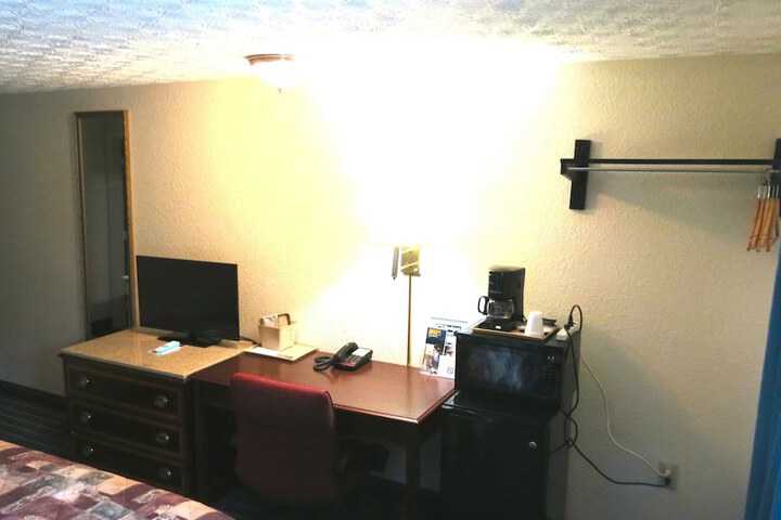 Budget Host Airport Inn