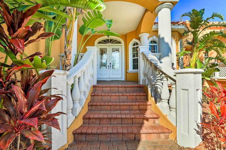 Apollo Beach House w / Private Pool + Hot Tub