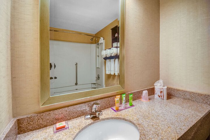 Room 32 of 82