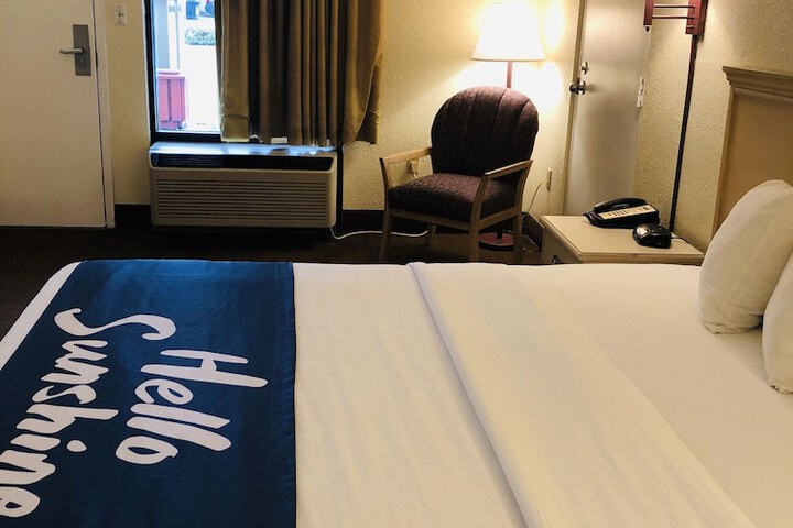 Room 12 of 40