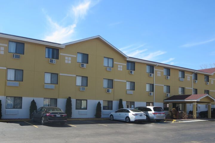 Super 8 by Wyndham Mundelein / Libertyville Area