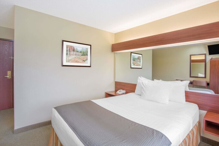 Room 5 of 16